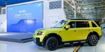 SUV-ът Freelander 8 EREV слезе от производствената линия в Китай, докато CJLR се стреми към завръщане