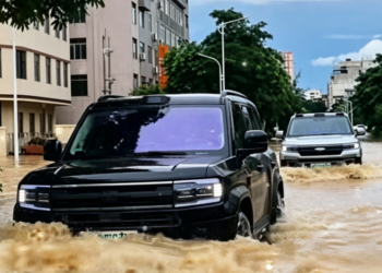 Конвои на BYD навлизат в най-тежко засегнатите от наводненията райони в Китай, за да окажат помощ, въпреки предупрежденията на ръководството за безопасност