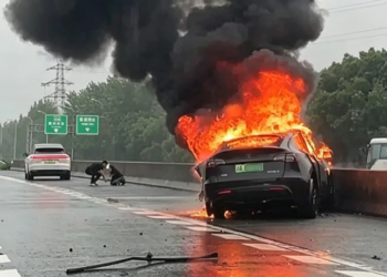 Tesla Model Y се възпламенява след катастрофа на магистралата, собственик на Li Auto спасява заклещения шофьор в Китай
