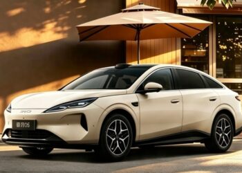 Официалните снимки на BYD Seal 06 от 2027 г. разкриват LiDAR и 240-киловаттов електродвигател