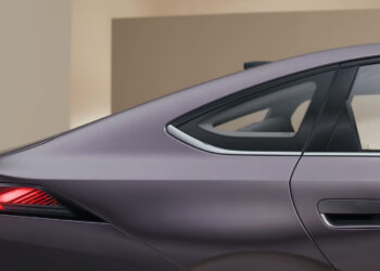 Марката „Jetta“ на VW представя електрическия седан M6 в началото на кампанията за преминаване към електромобили