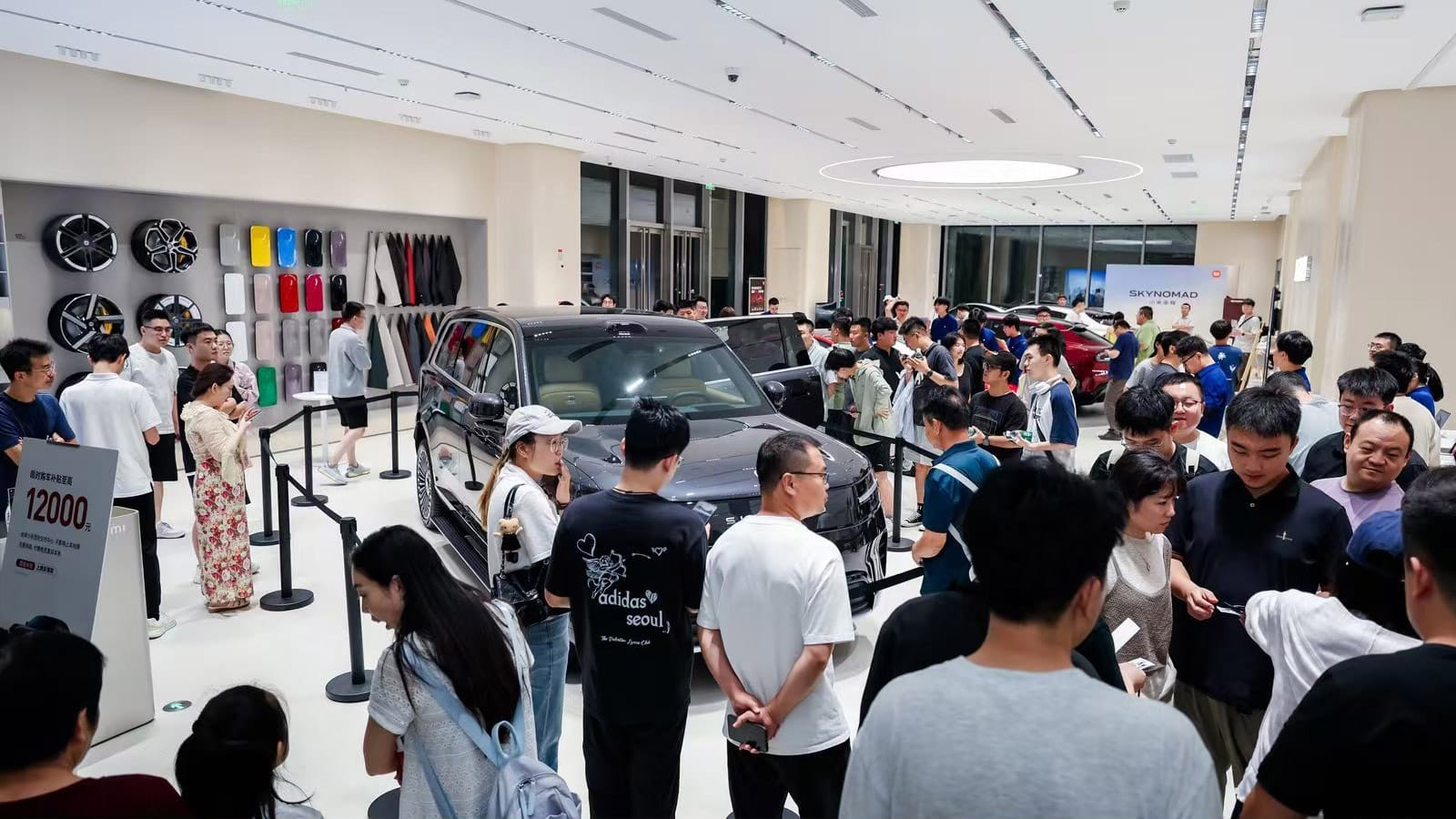 Chinese consumers check out the Sky Nomad N90 at a Xiaomi EV store in Shanxi.