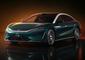 BYD стартира предварителните продажби на Da Han EV на цена от около 36 800 долара, като пробегът надхвърля 1 008 км