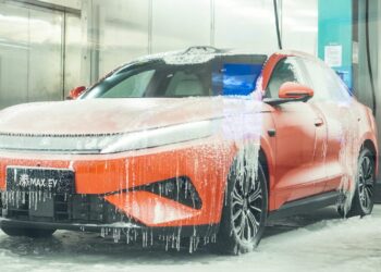BYD пуска на пазара електромобила Qin Max на половината от цената на Tesla Model 3