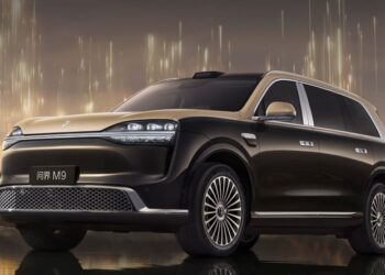 SUV-ът Aito M9 на HIMA с мощност 890 hp доминира в сегмента на луксозните автомобили в Китай, твърди представител на Huawei