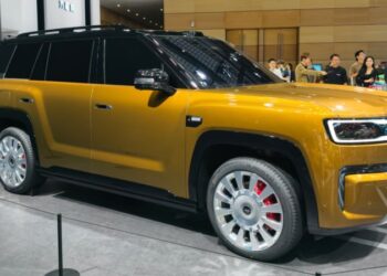 Кросоувърът BYD FCB Ti 9 PHEV с пробег в електрически режим от 310 км направи своя дебют на живо в Китай