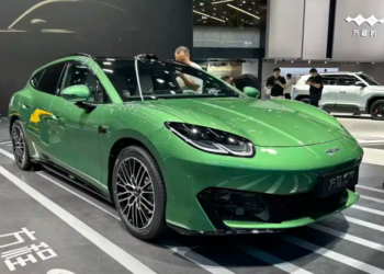 Фанг Чен Бао от BYD представя интериора на моделите „Formula S“ и „Formula S GT“ на Автомобилното изложение в Ченду през 2026 г.