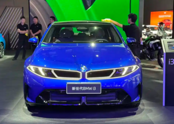 BMW представя интериора на новия си модел i3 с удължено междуосие за китайския пазар