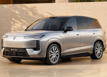 Новият модел Denza N8 на BYD постига пробег от 1 003 км на чисто електрическо задвижване с батерия с капацитет 130,15 kWh 6 Новият модел Denza N8 на BYD постига пробег от 1 003 км на чисто електрическо задвижване с батерия с капацитет 130,15 kWh