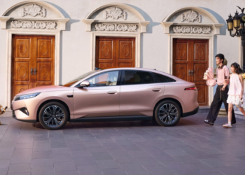BYD пуска на пазара в Китай модела Qin Max, който ще се конкурира със собствения си модел Seal 06