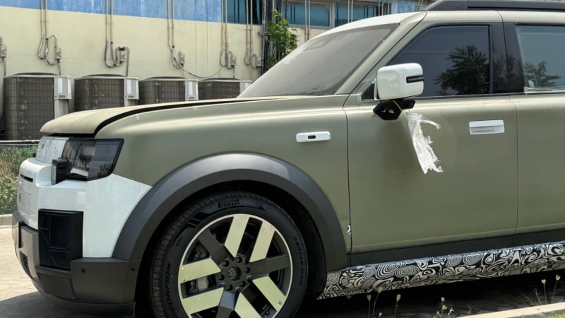 SUV-ът Freelander 8 беше забелязан в ОАЕ преди световната му премиера 5 freelander 8 uae 4 800x450 1