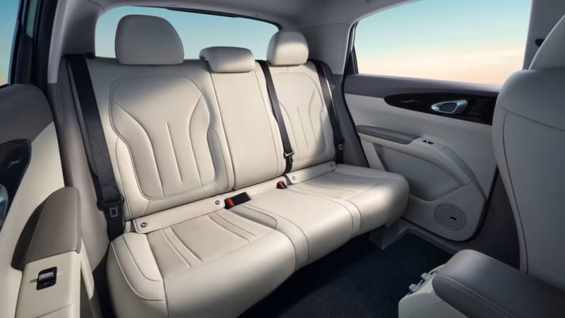 Geely E2 ще пристигне при дилърите в Бенилюкс на 11 и 12 септември 6 geely e2 1 800x450 1