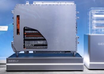 Geely разработва революционна твърдотелна батерия за електромобили с капацитет 500 Wh/kg, която може да надмине дизеловите двигатели