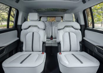Моделът R1S на Rivian от 2027 г. включва капитански седалки – най-търсената му функция 5 Моделът R1S на Rivian от 2027 г. включва капитански седалки – най-търсената му функция