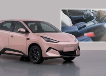 Разкрит е интериорът на новия BYD Seagull с голяма централна конзола и един голям екран