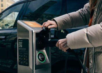 Този стартъп от Бруклин ще монтира близо 700 зарядни станции за електромобили по тротоарите на Ню Йорк