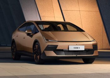 Hyundai пуска на пазара електрическия седан Ioniq V, специално разработен за китайския пазар, на цена под 15 000 долара 6 Gold Hyundai Ioniq V electric sedan viewed from the front three-quarter angle outside a modern building.
