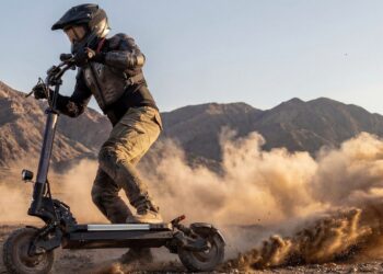 Този електрически скутер с мощност 2 000 W развива скорост от 34 mph – а читателите на Electrek получават 5% отстъпка