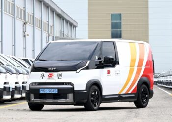 Kia пуска в експлоатация 200 електрически вана PV5 за доставка на поща
