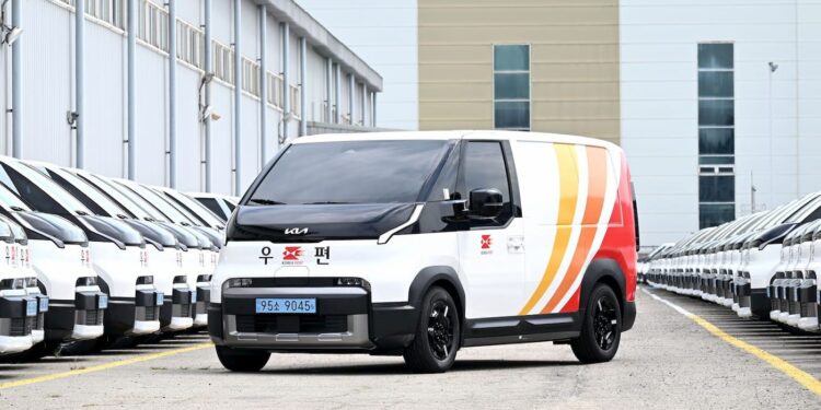 Kia пуска в експлоатация 200 електрически вана PV5 за доставка на поща 1 Kia PV5 mail delivery