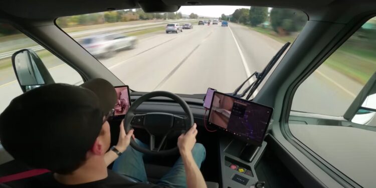 Tesla Semi получава поръчка за 2 500 камиона, с което удвоява електромобилния автопарк от клас 8 в САЩ 1 Tesla semi drive