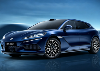 Denza Z9 GT предлага версия с три електродвигателя и мощност 1 140 hp на цена 49 200 USD, което е с 6 000 USD по-малко от цената на версията с високи експлоатационни характеристики