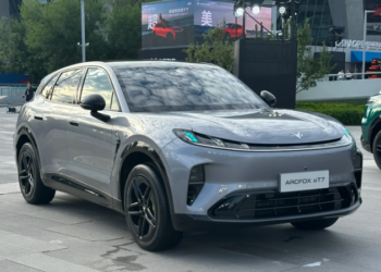ArcFox Alpha T7: Моделът на BAIC, който струва половината от цената на Xiaomi YU7, събра 30 000 поръчки за 60 минути
