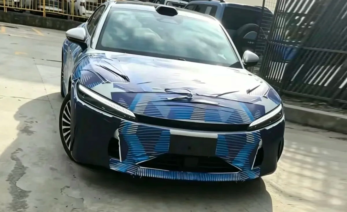 В Китай беше забелязан седанът BYD Han от ново поколение, оборудван с LiDAR и „Dragon Face“ 2 han a 1