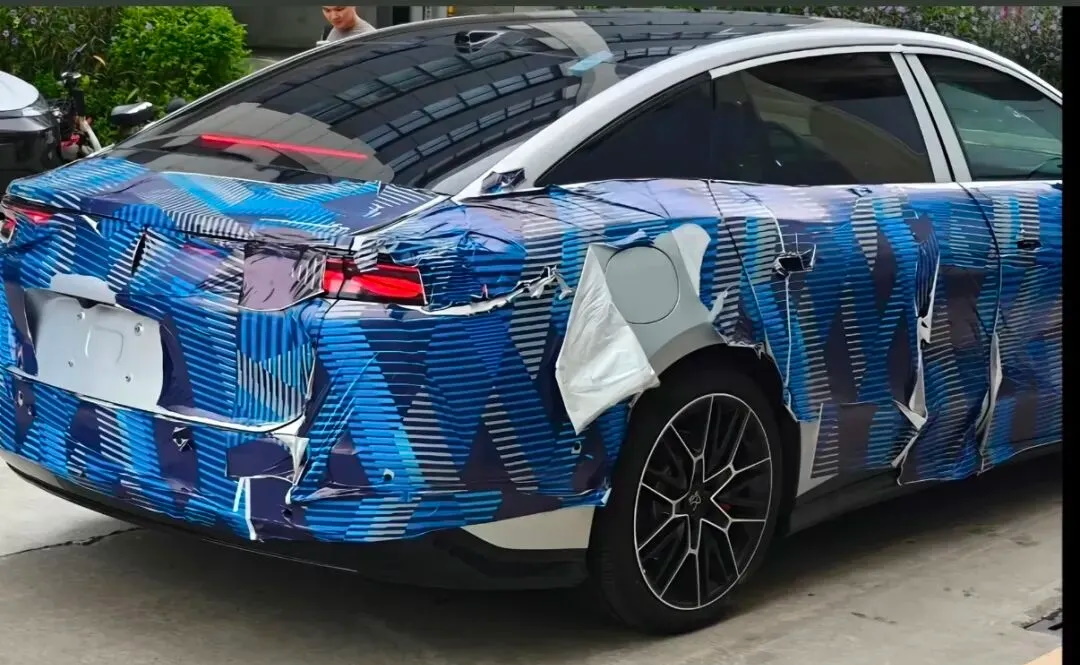 В Китай беше забелязан седанът BYD Han от ново поколение, оборудван с LiDAR и „Dragon Face“ 3 han c