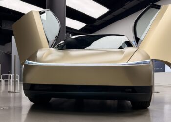 „Тесла“ въвежда „Cybercab“ в Китай, но изключва възможността за продажба и услуга с роботизирани таксита
