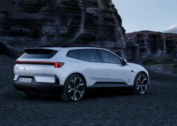 SUV-ът Polestar 4 се пуска на пазара на цена от 57 900 евро — и най-накрая разполага със задно стъкло