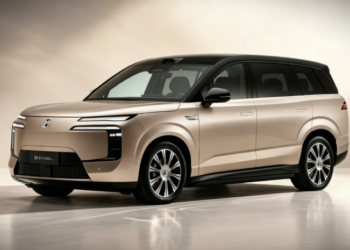 Електромобилът Denza N8L на BYD ще бъде представен на 14 септември с батерия с капацитет 130 kWh, пробег от 960 км и багажно отделение в предната част с обем 208 литра