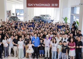 SUV-ът Xiaomi Skynomad EREV започва да се доставя в Китай, а главният изпълнителен директор Лей Джун връчи ключовете на собствениците