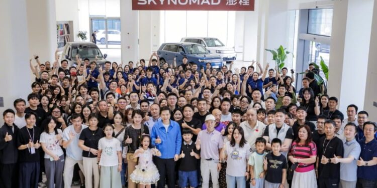 SUV-ът Xiaomi Skynomad EREV започва да се доставя в Китай, а главният изпълнителен директор Лей Джун връчи ключовете на собствениците 1 skynomad d 800x476 1