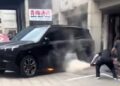 Lynk & Co 900 се възпламенява; дилърът твърди, че пешеходец е ритнал преносим зарядно под колата 11 Lynk & Co 900 се възпламенява; дилърът твърди, че пешеходец е ритнал преносим зарядно под колата