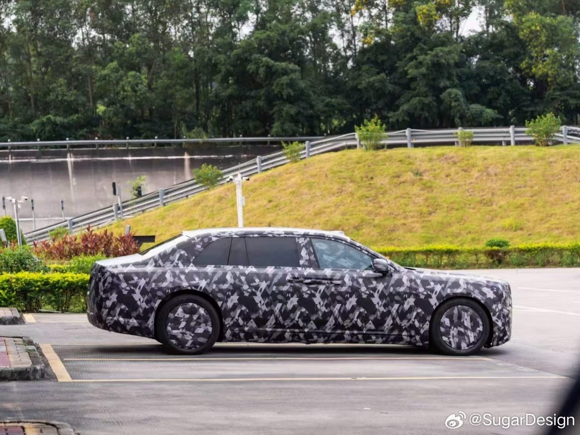 Моделът „Yangwang“ на BYD дава представа за предстоящия седан, който ще се конкурира с Rolls-Royce, и ще бъде оборудван с твърдотелна батерия 4 yw b